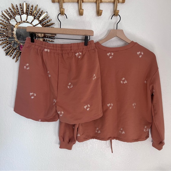 Solitaire Embroidered Daisy Sweatshirt And Shorts Set - Picture 2 of 8